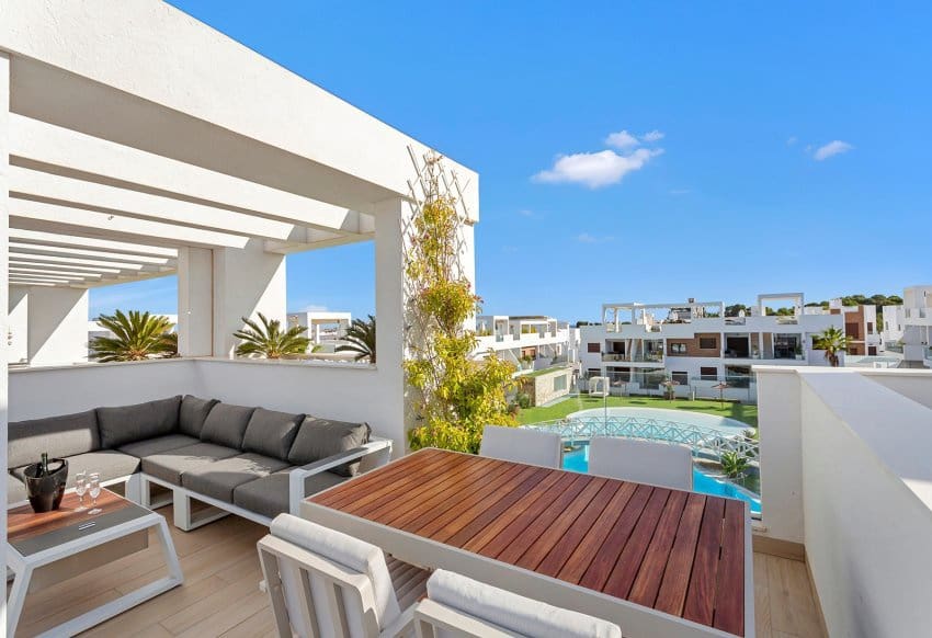 Apartamento de 2 habitaciones en Torrevieja en venta con piscina garaje - 300.000 € (Ref: 10029557)
