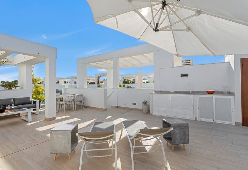 Apartamento de 2 habitaciones en Torrevieja en venta con piscina garaje - 300.000 € (Ref: 10029557)