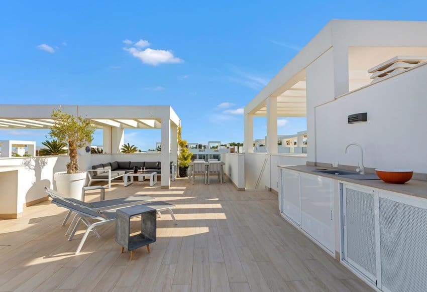 Apartamento de 2 habitaciones en Torrevieja en venta con piscina garaje - 300.000 € (Ref: 10029557)