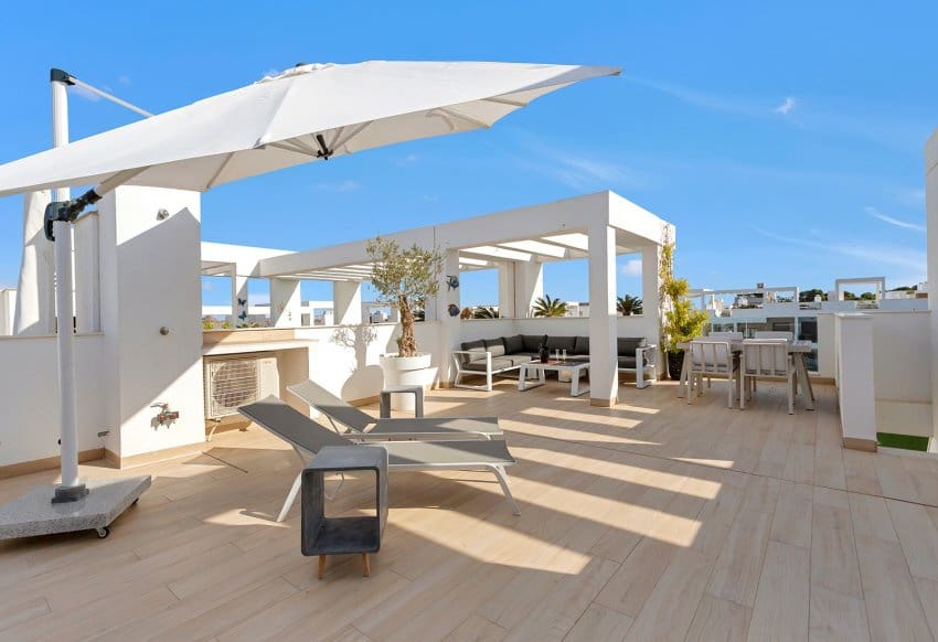 Apartamento de 2 habitaciones en Torrevieja en venta con piscina garaje - 300.000 € (Ref: 10029557)