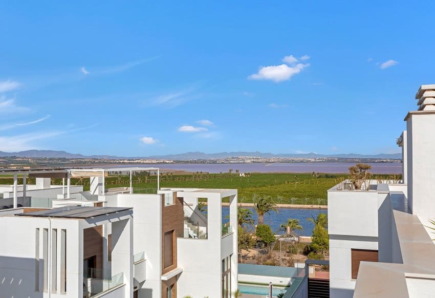 Apartamento de 2 habitaciones en Torrevieja en venta con piscina garaje - 300.000 € (Ref: 10029557)