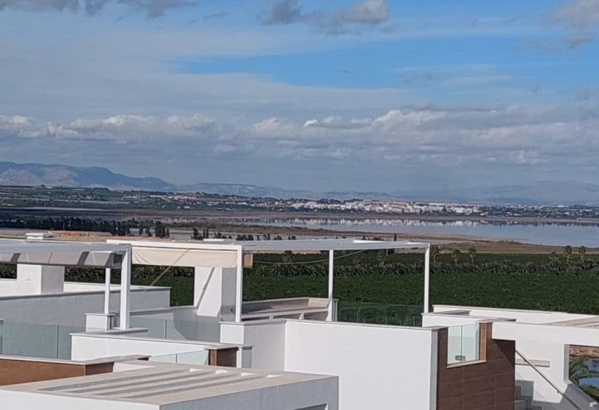 Apartamento de 2 habitaciones en Torrevieja en venta con piscina garaje - 300.000 € (Ref: 10029557)