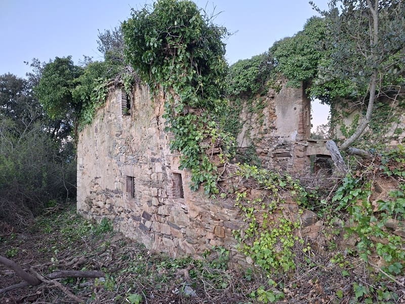 Ruine zu verkaufen in Cruilles Monells i Sant Sadurni de I'Heura - 220.000 € (Ref: 9734150)