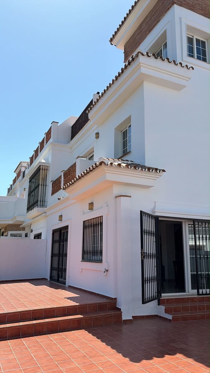 3 soverom Villa til salgs i Malaga by med svømmebasseng garasje - € 479 990 (Ref: 9964020)