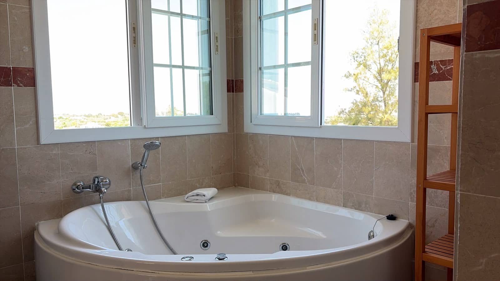 3 soverom Villa til salgs i Malaga by med svømmebasseng garasje - € 479 990 (Ref: 9964020)