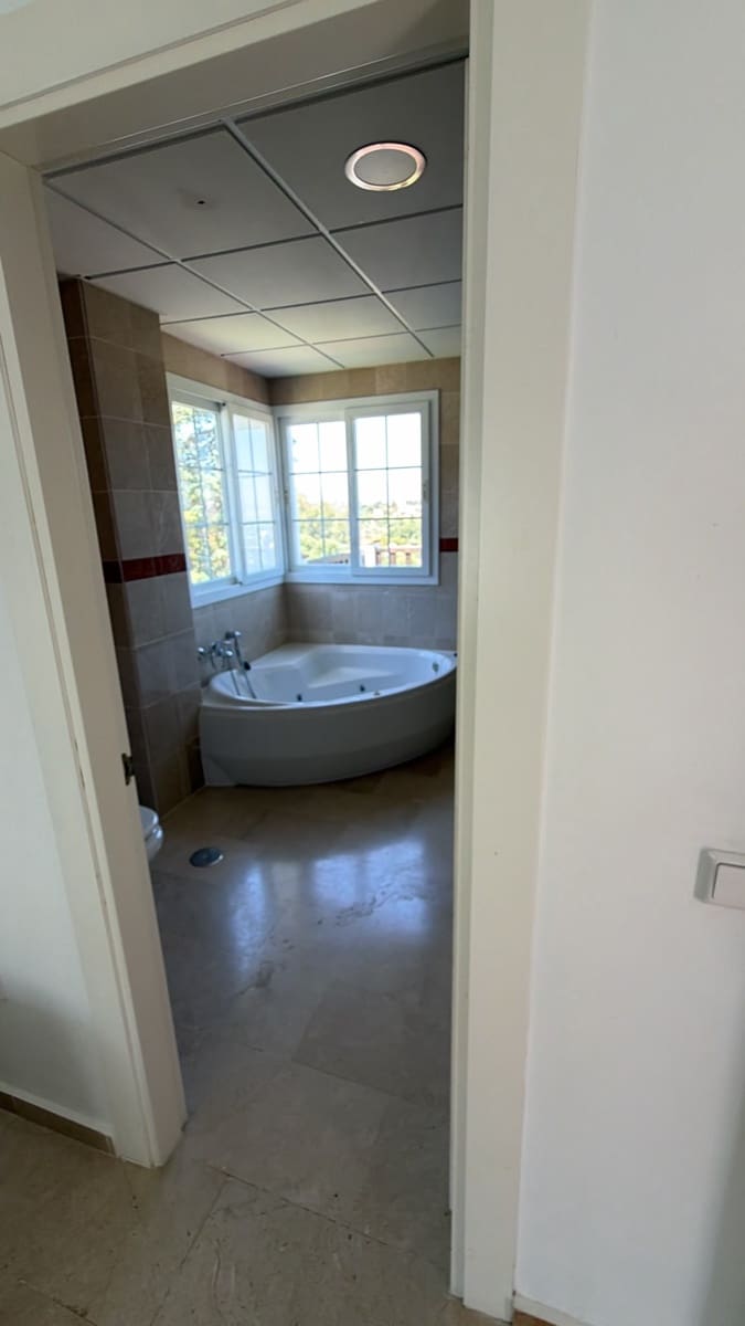3 soverom Villa til salgs i Malaga by med svømmebasseng garasje - € 479 990 (Ref: 9964020)
