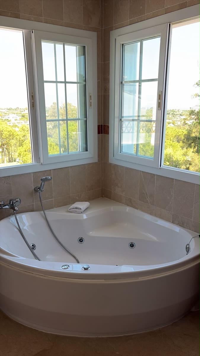3 soverom Villa til salgs i Malaga by med svømmebasseng garasje - € 479 990 (Ref: 9964020)