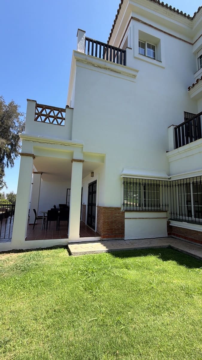 3 soverom Villa til salgs i Malaga by med svømmebasseng garasje - € 479 990 (Ref: 9964020)