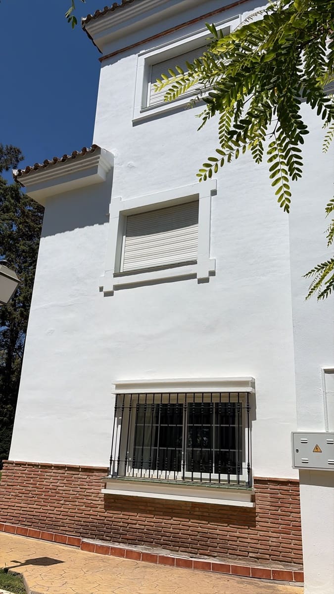 3 soverom Villa til salgs i Malaga by med svømmebasseng garasje - € 479 990 (Ref: 9964020)