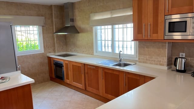 3 soverom Villa til salgs i Málaga by med svømmebasseng garasje - € 479 990 (Ref: 9964020)