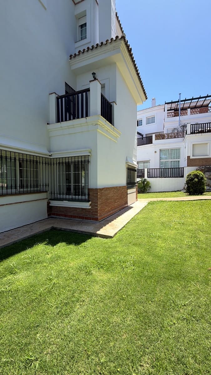 3 soverom Villa til salgs i Malaga by med svømmebasseng garasje - € 479 990 (Ref: 9964020)