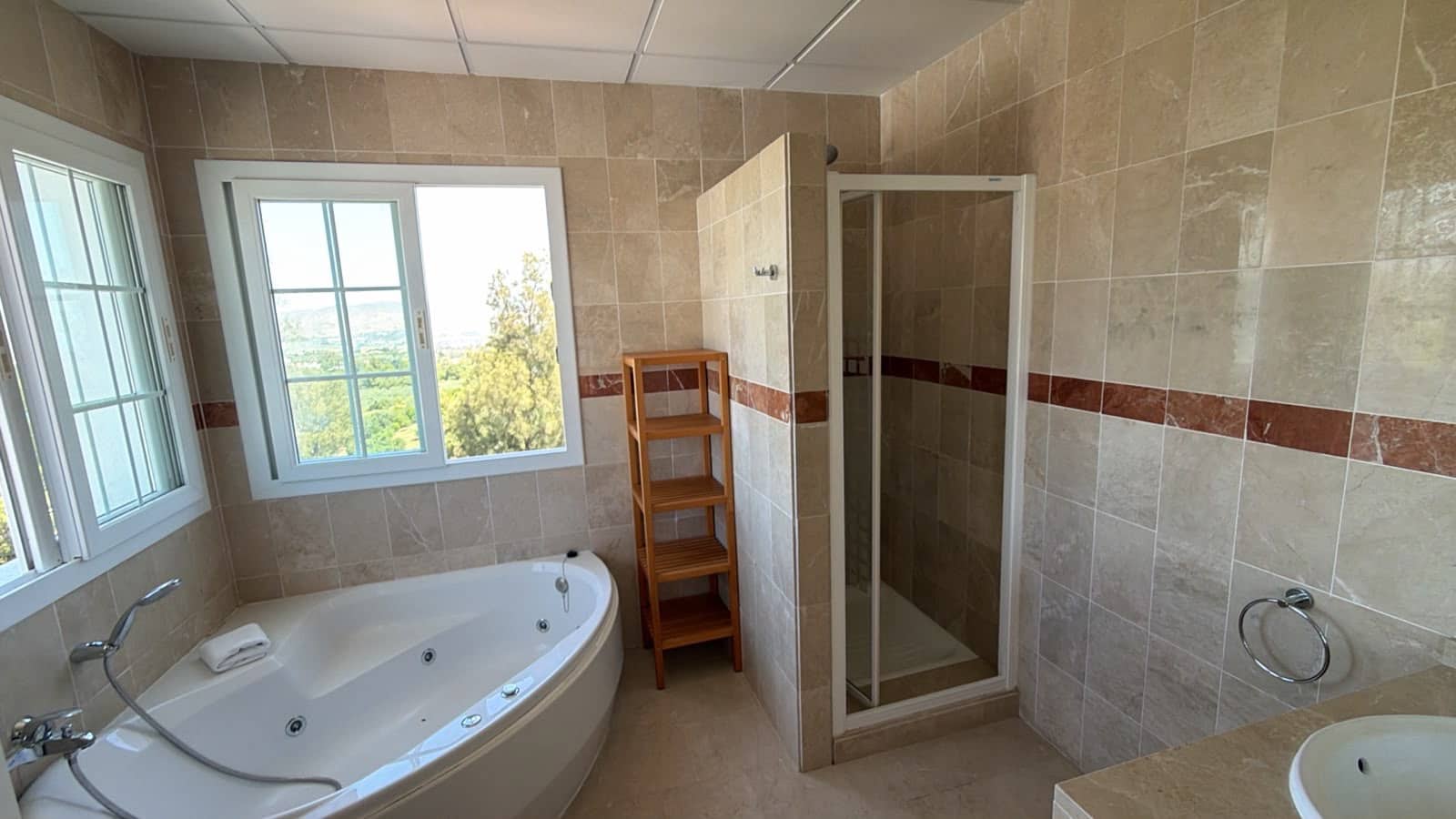 3 soverom Villa til salgs i Malaga by med svømmebasseng garasje - € 479 990 (Ref: 9964020)