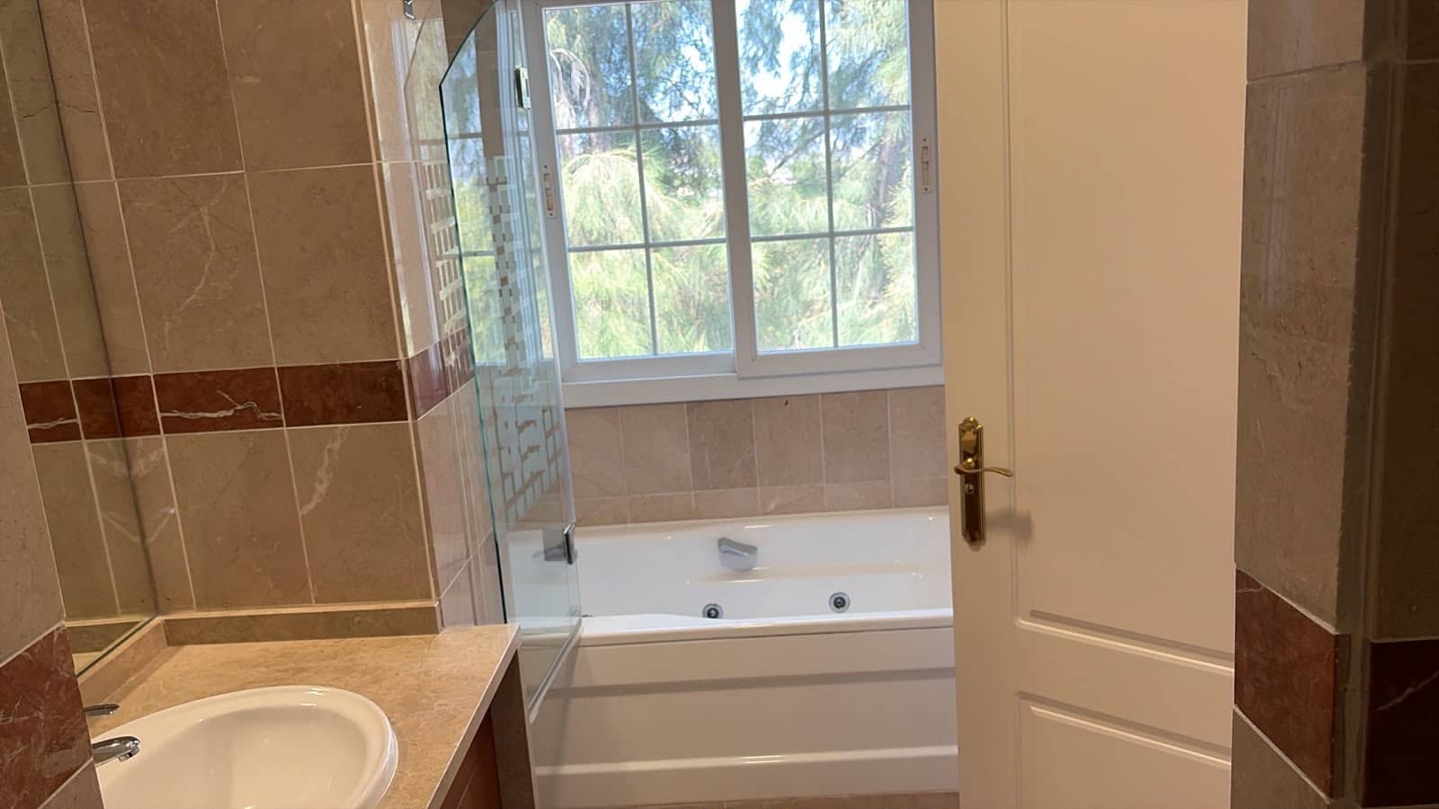 3 soverom Villa til salgs i Malaga by med svømmebasseng garasje - € 479 990 (Ref: 9964020)