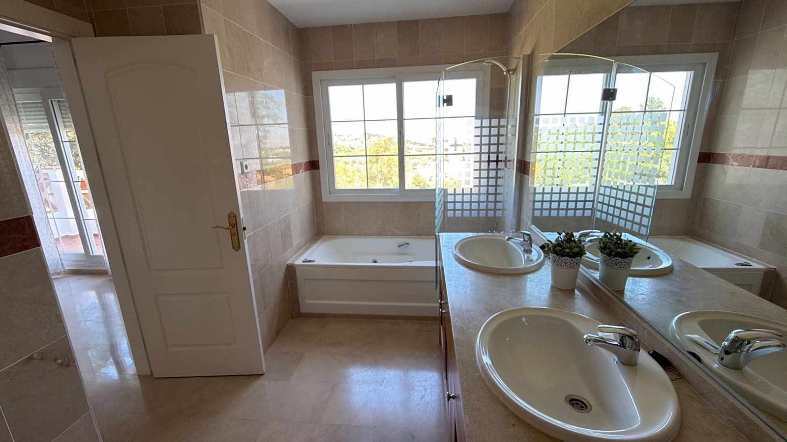 3 soverom Villa til salgs i Malaga by med svømmebasseng garasje - € 479 990 (Ref: 9964020)