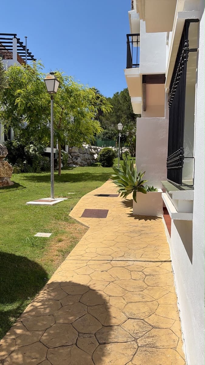 3 soverom Villa til salgs i Malaga by med svømmebasseng garasje - € 479 990 (Ref: 9964020)