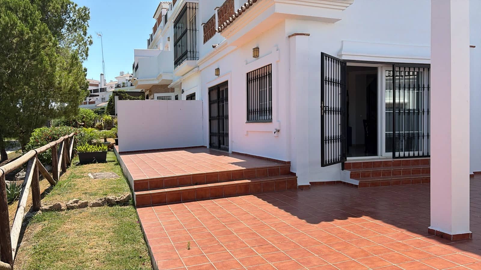3 soverom Villa til salgs i Malaga by med svømmebasseng garasje - € 479 990 (Ref: 9964020)