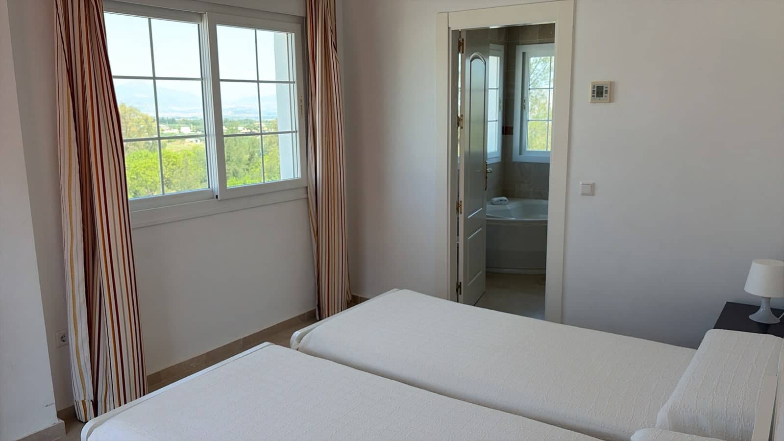 3 soverom Villa til salgs i Malaga by med svømmebasseng garasje - € 479 990 (Ref: 9964020)