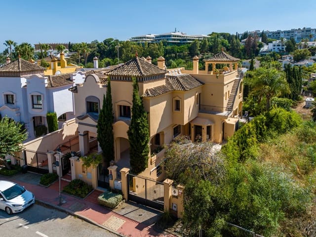 5 quarto Moradia Geminada para venda em Puerto Banus, Marbella com piscina garagem - 2 575 000 € (Ref: 9818607)
