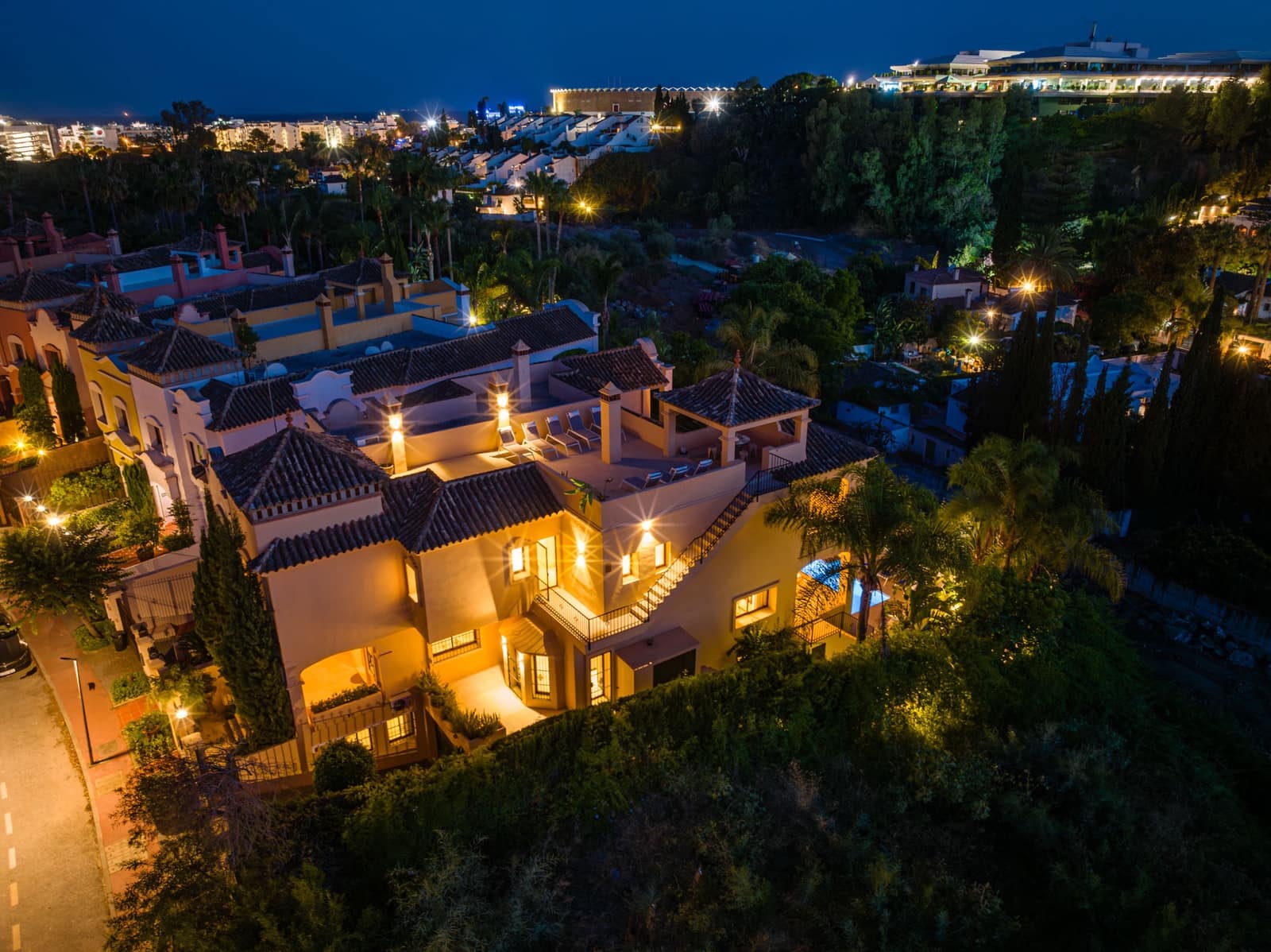 5 bedroom Semi-detached Villa for sale in Puerto Banus with pool garage - € 2,475,000 (Ref: 9818607)
