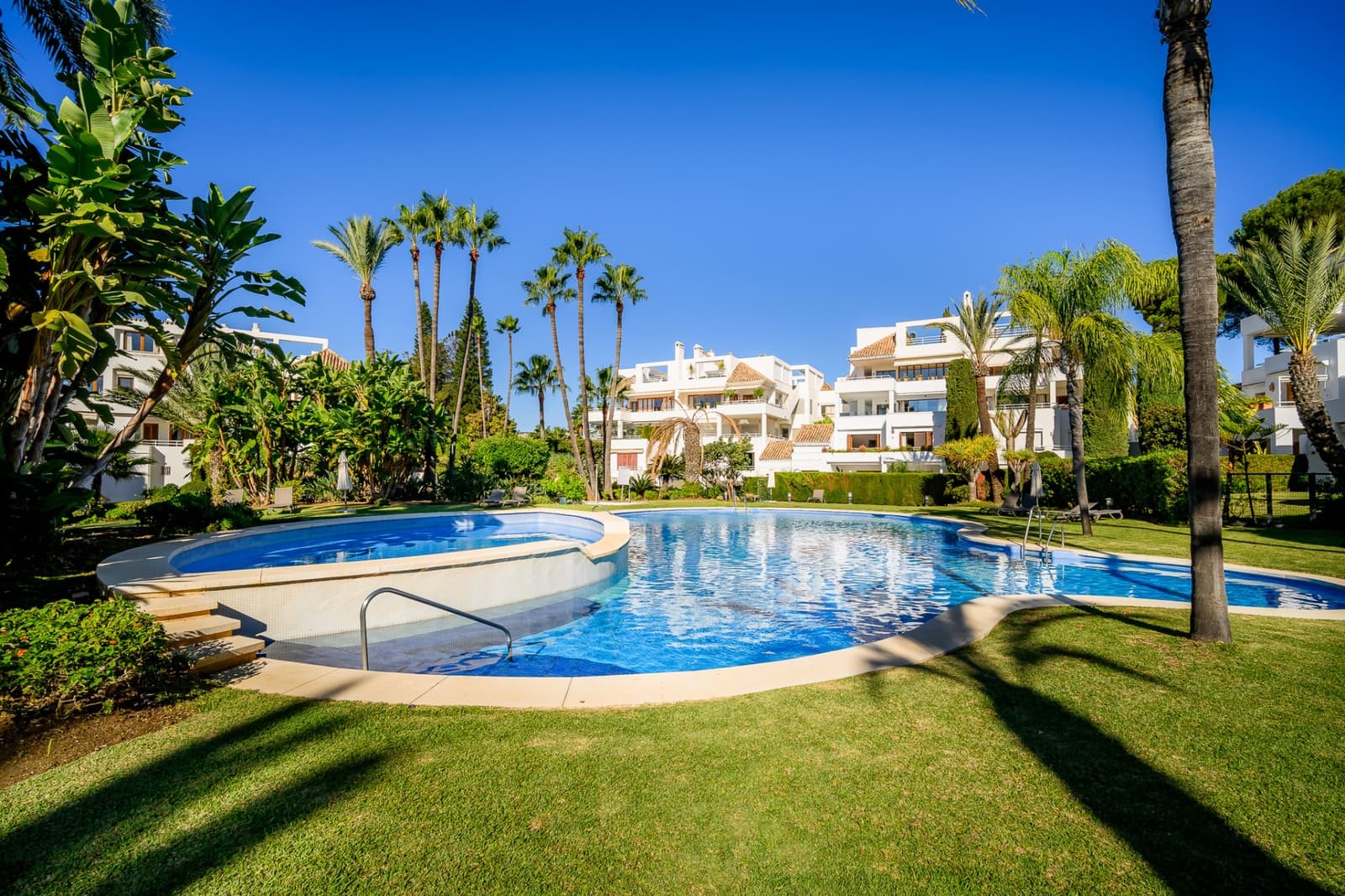2 bedroom Apartment for sale in Marbella with pool garage - € 1,100,000 (Ref: 9818608)