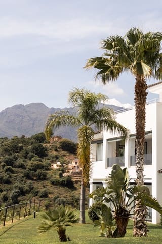 Apartamento de 3 habitaciones en Altos de Estepona, Estepona en venta con piscina garaje - 875.000 € (Ref: 9828756)