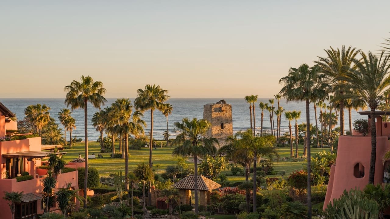 3 bedroom Penthouse for sale in Estepona with pool garage - € 4,995,000 (Ref: 9828757)