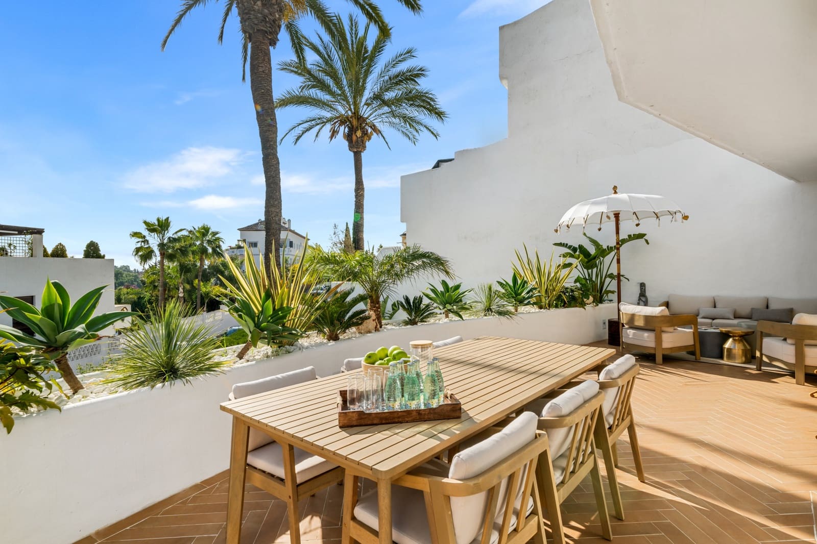 3 bedroom Apartment for sale in Marbella with pool - € 895,000 (Ref: 9828759)