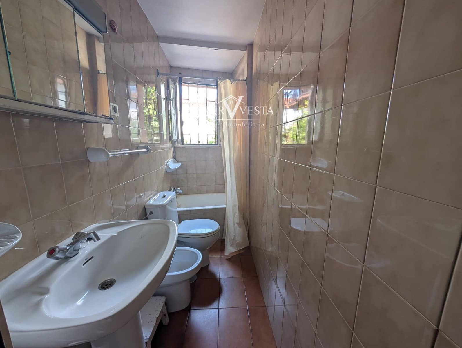 5 bedroom Villa for sale in Salas with garage - € 139,500 (Ref: 10089964)