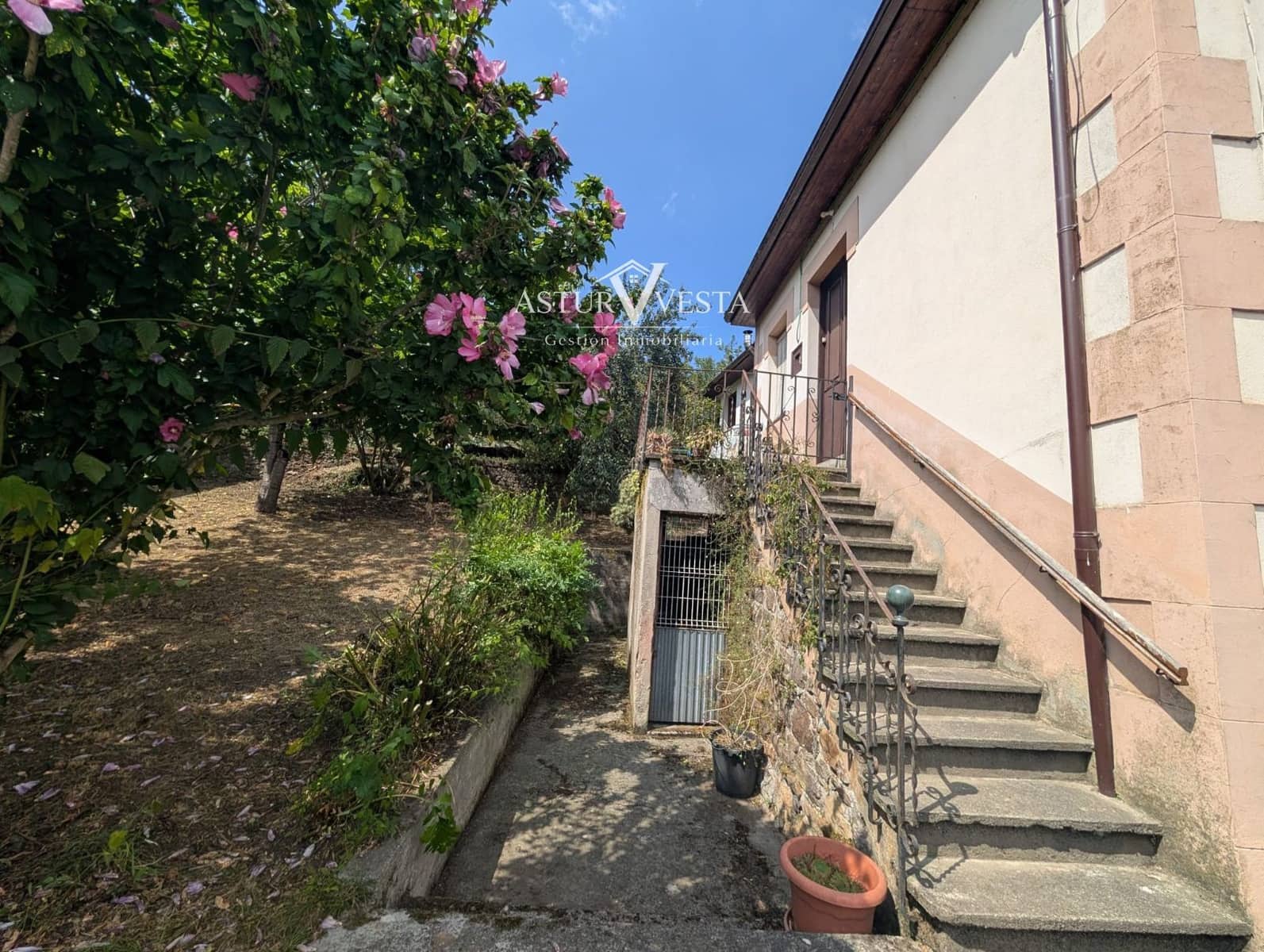 5 bedroom Villa for sale in Salas with garage - € 139,500 (Ref: 10089964)
