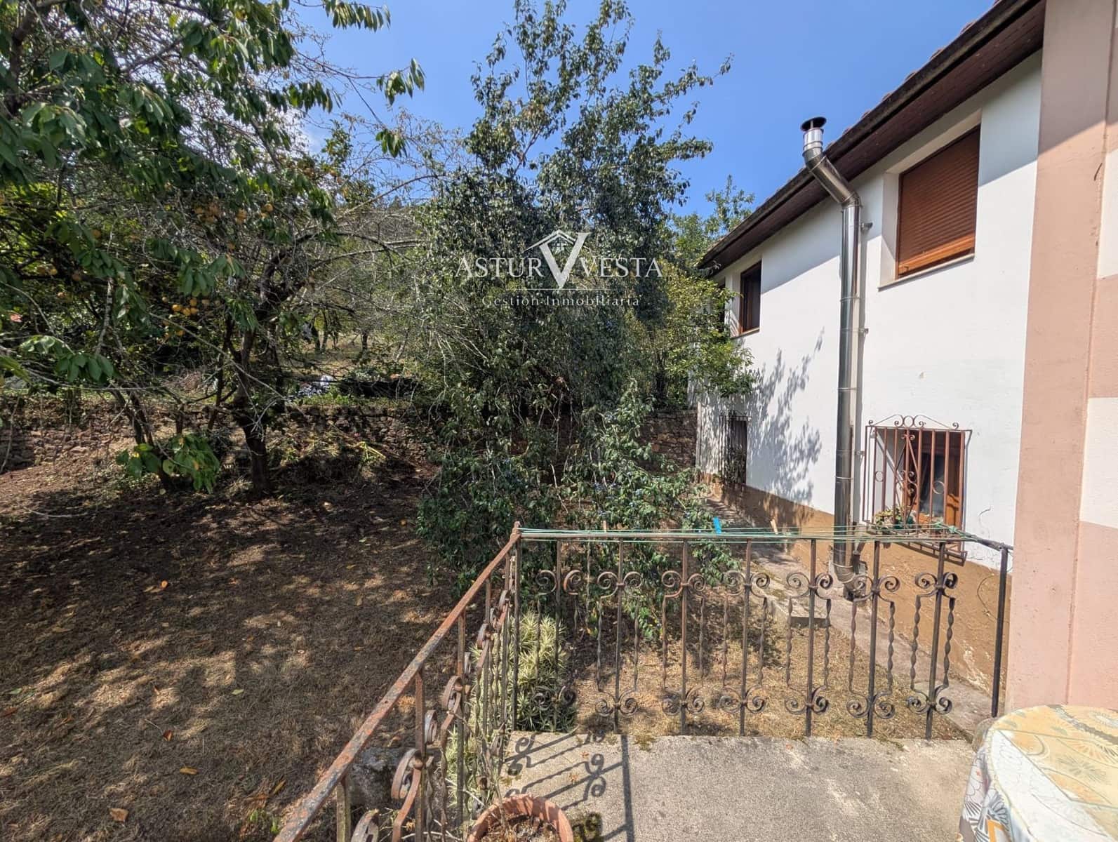 5 bedroom Villa for sale in Salas with garage - € 139,500 (Ref: 10089964)