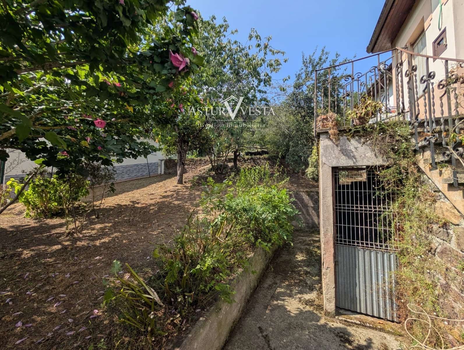 5 bedroom Villa for sale in Salas with garage - € 139,500 (Ref: 10089964)