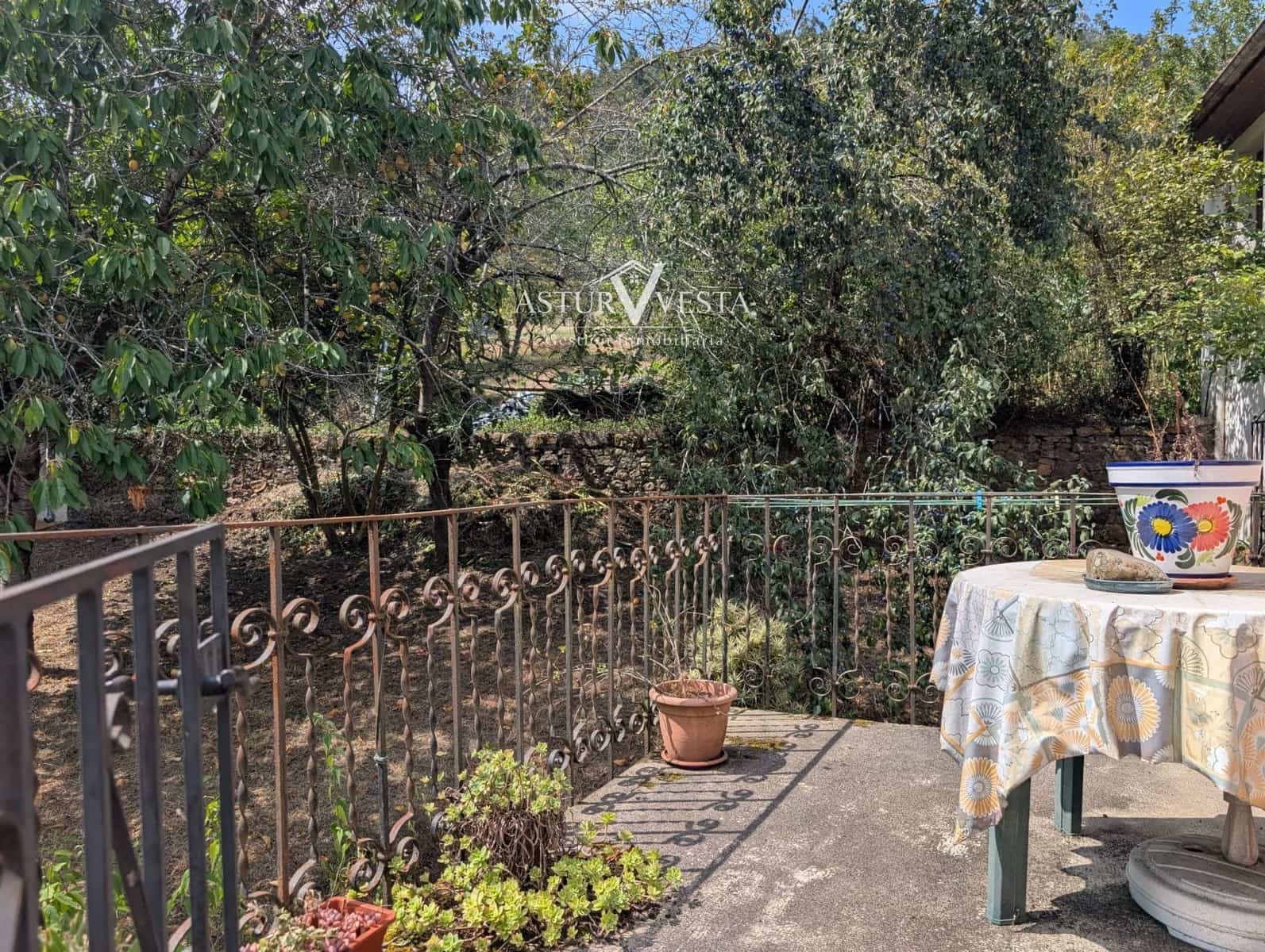 5 bedroom Villa for sale in Salas with garage - € 139,500 (Ref: 10089964)