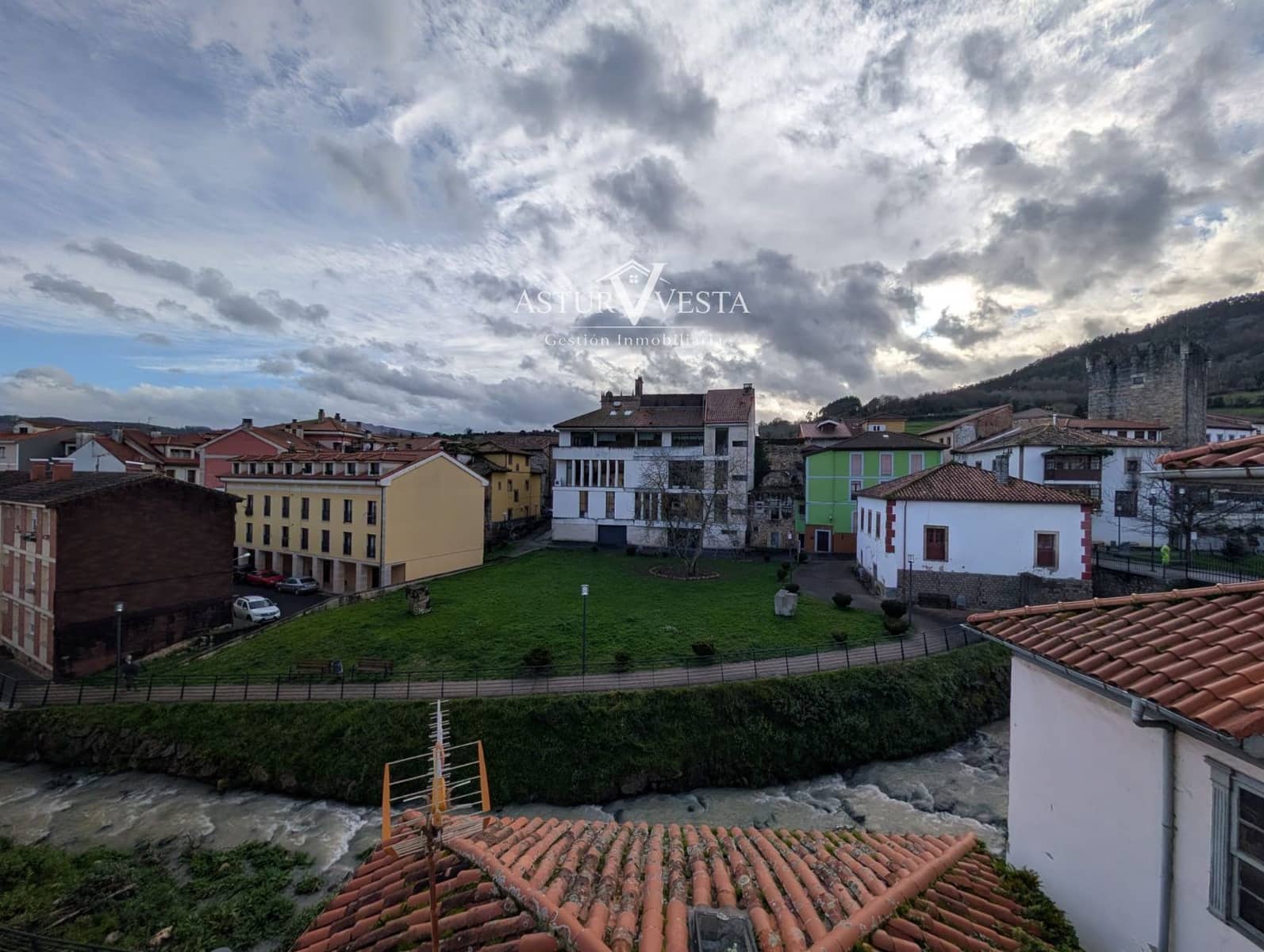 Villa/Maison à vendre à Salas - 250 000 € (Ref: 9762412)