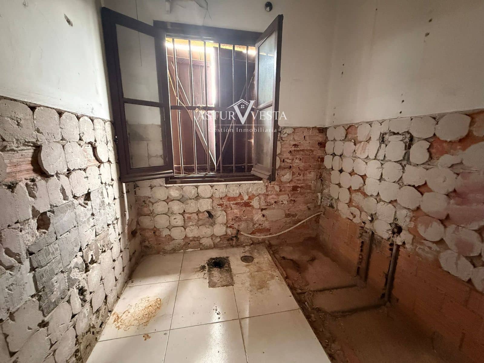 Commercial for sale in Aviles - € 150,000 (Ref: 9835081)