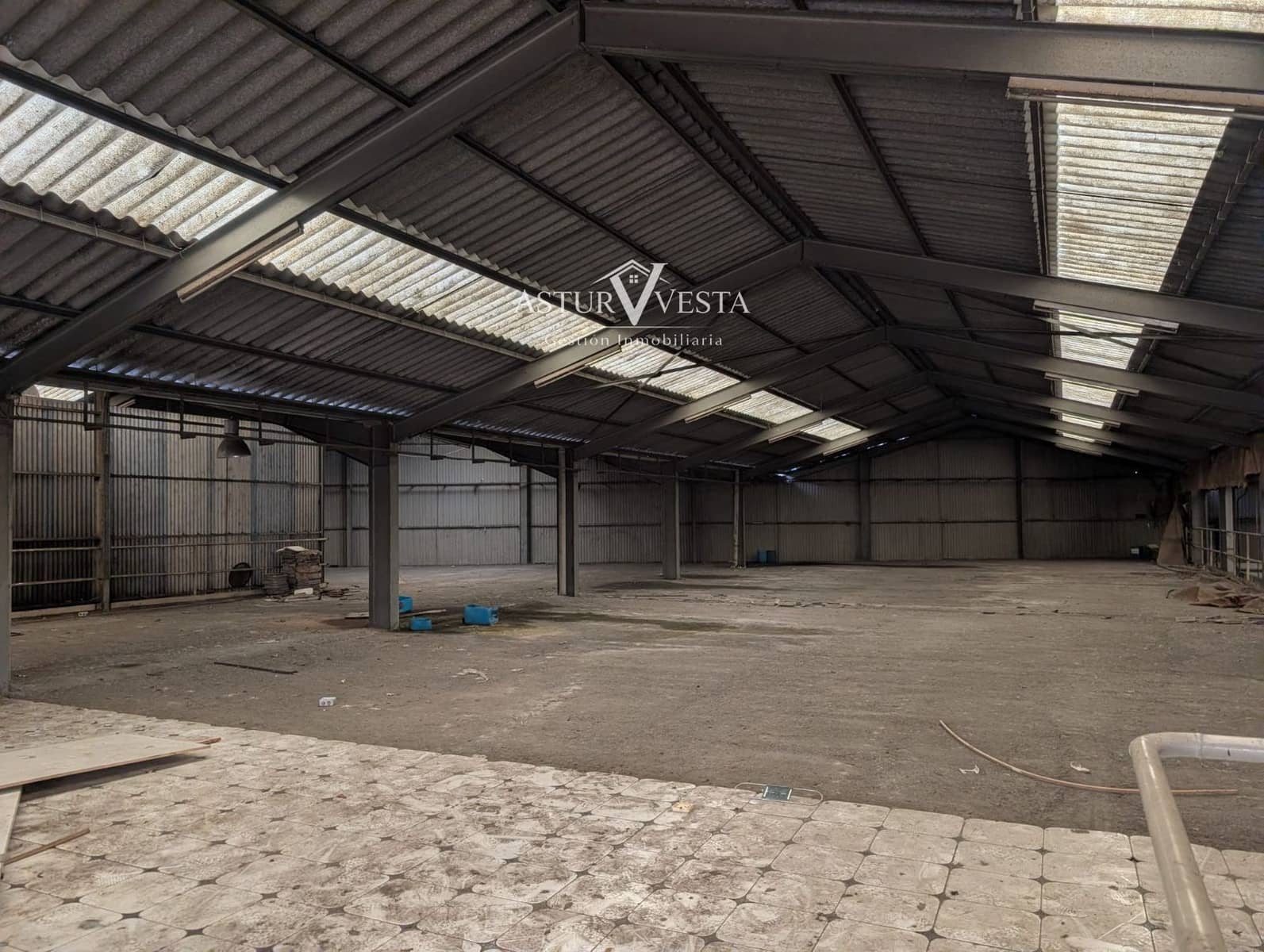 Local Commercial à louer à Siero - 5 000 € (Ref: 9900027)