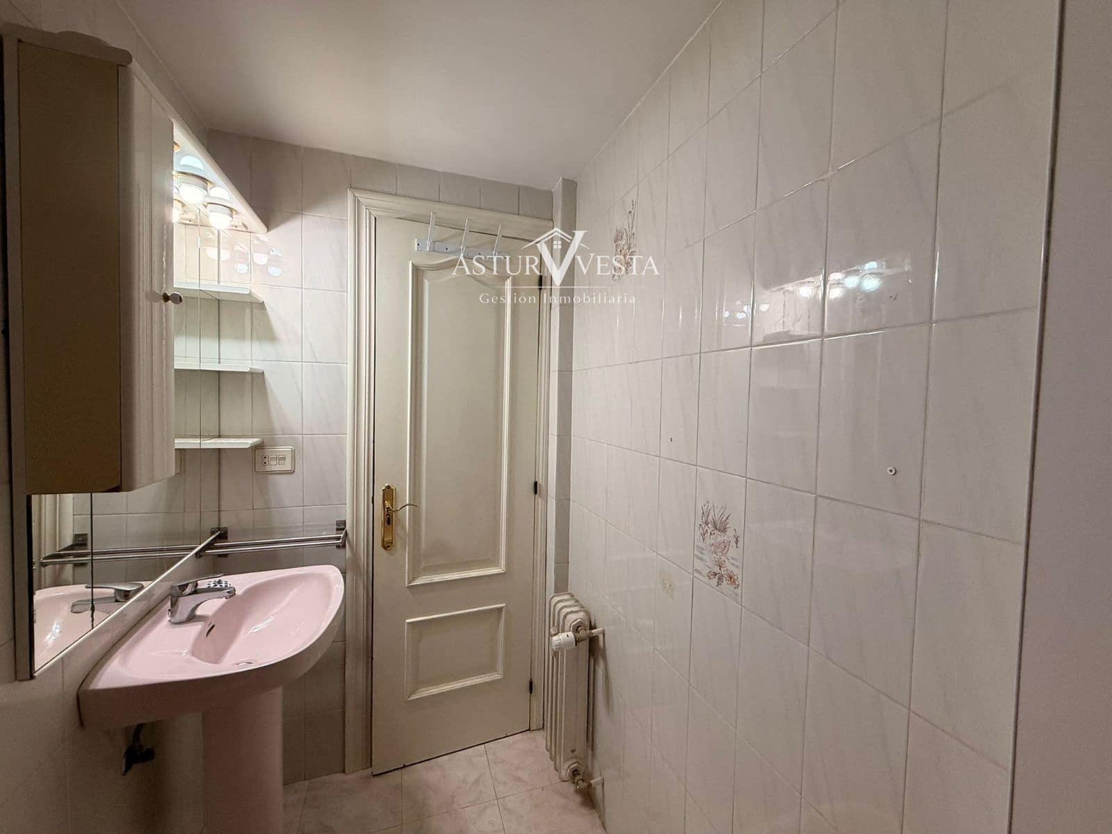 4 slaapkamer Flat te huur in Gijon met garage - € 1.320 (Ref: 9917613)