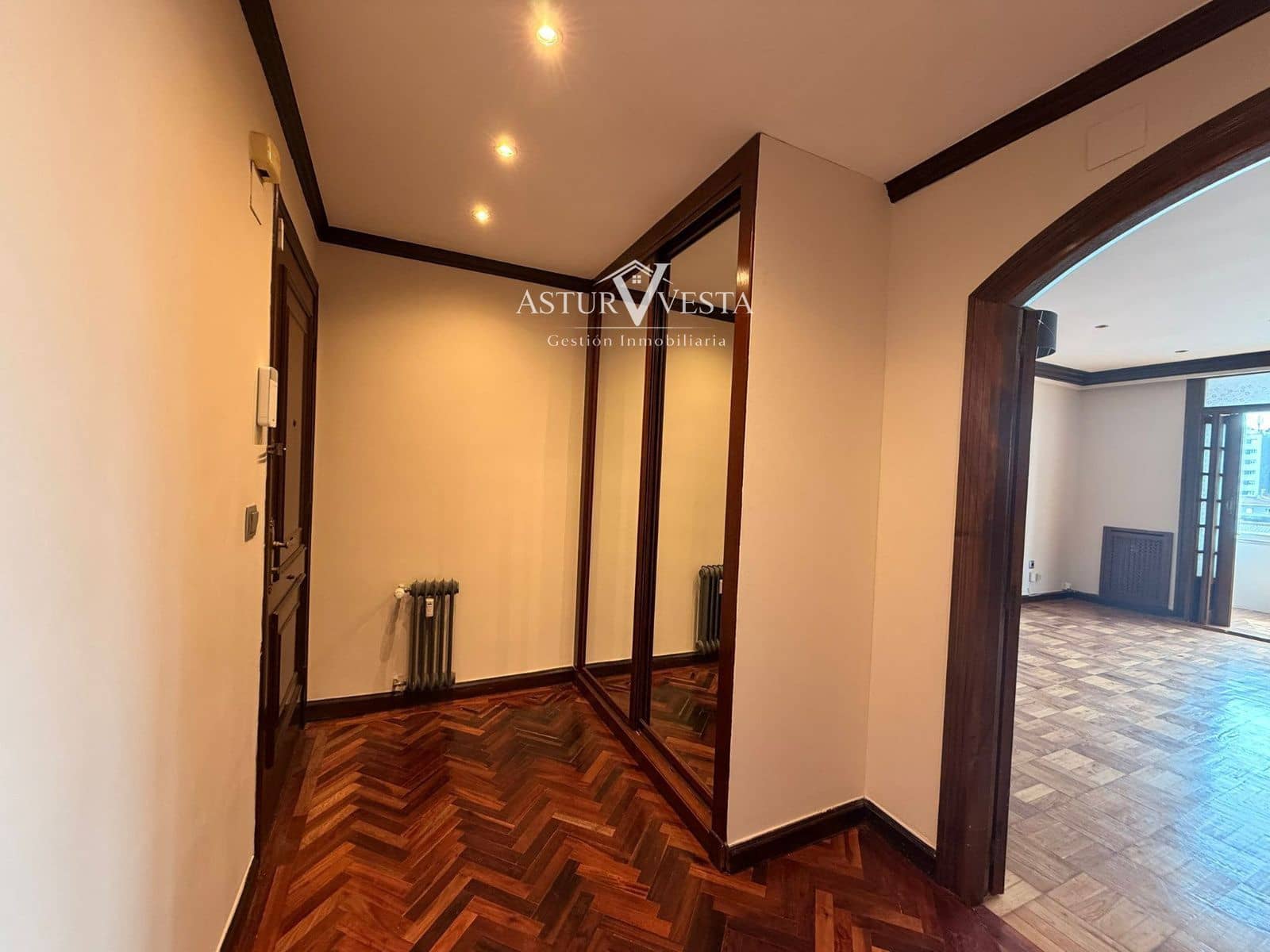 4 slaapkamer Flat te huur in Gijon met garage - € 1.320 (Ref: 9917613)