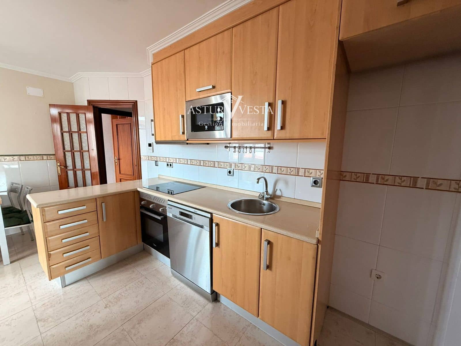 4 slaapkamer Flat te huur in Gijon met garage - € 1.320 (Ref: 9917613)