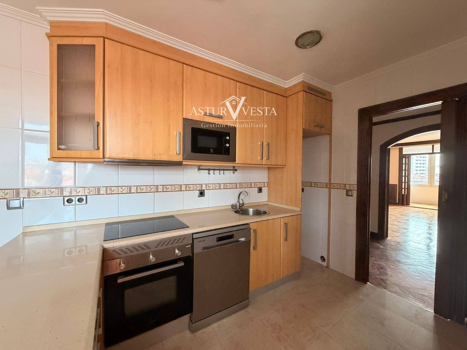 4 slaapkamer Flat te huur in Gijon met garage - € 1.320 (Ref: 9917613)