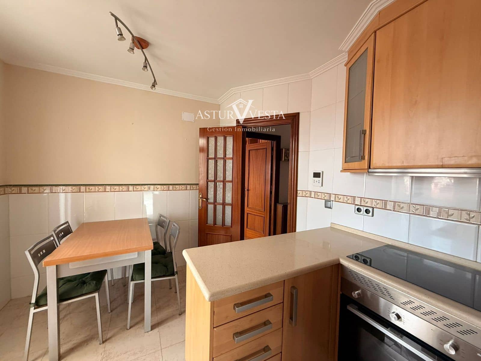 4 slaapkamer Flat te huur in Gijon met garage - € 1.320 (Ref: 9917613)