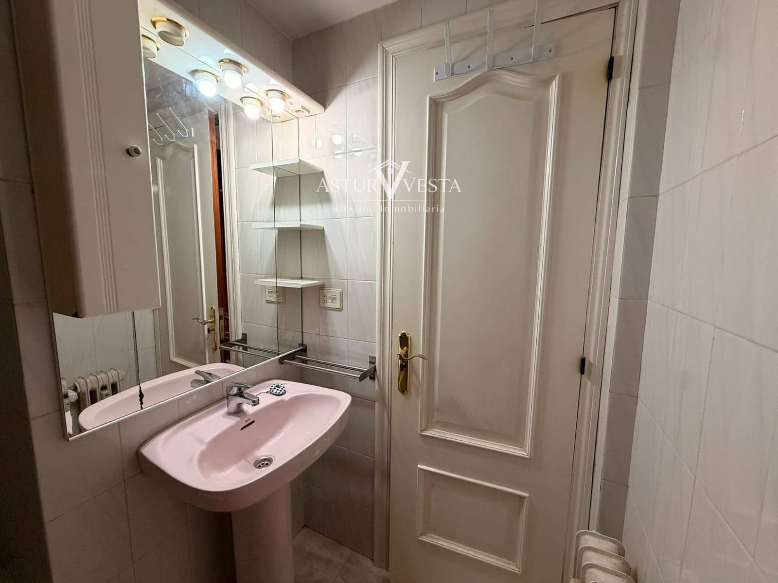 4 slaapkamer Flat te huur in Gijon met garage - € 1.320 (Ref: 9917613)