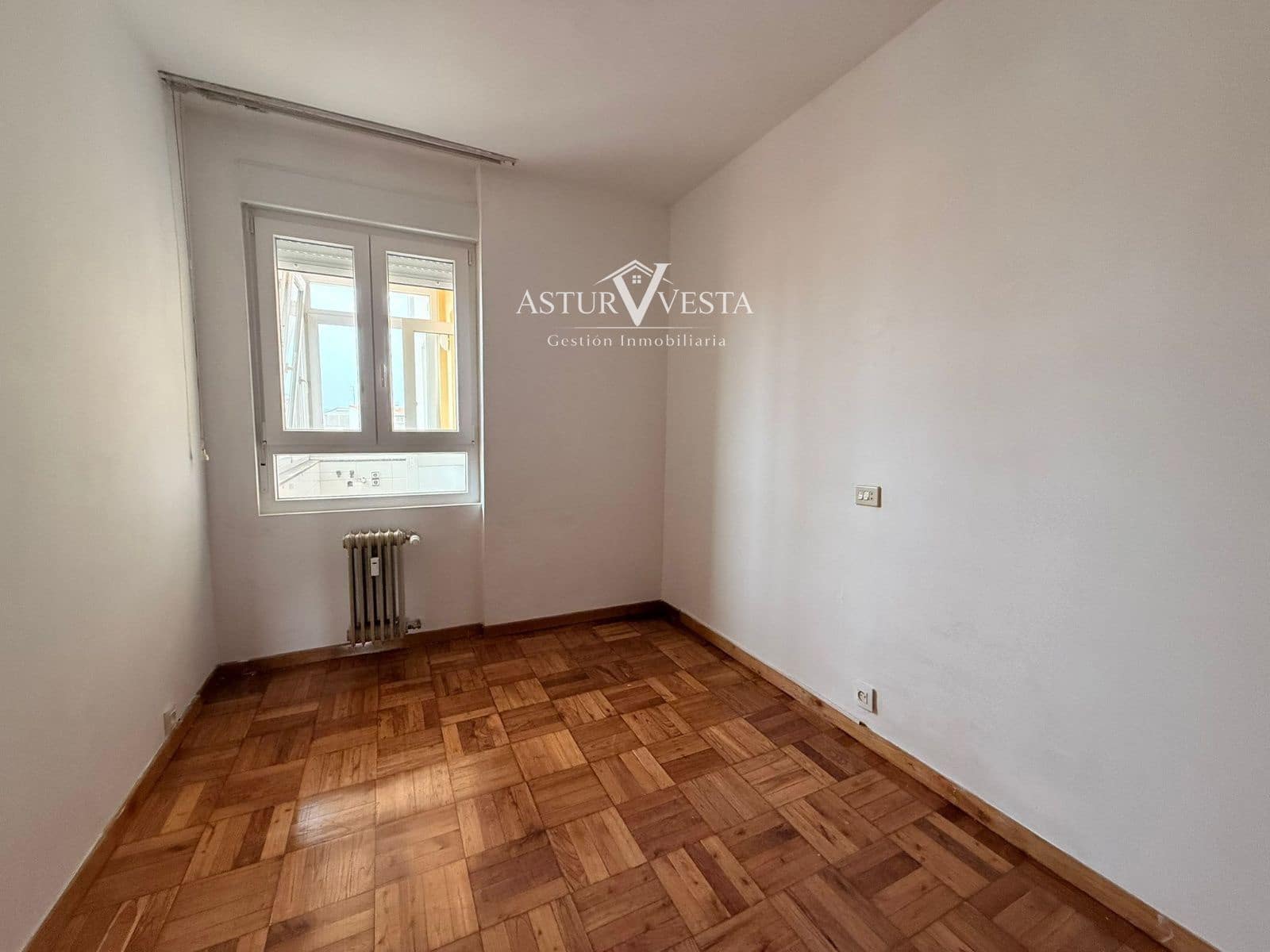 4 slaapkamer Flat te huur in Gijon met garage - € 1.320 (Ref: 9917613)