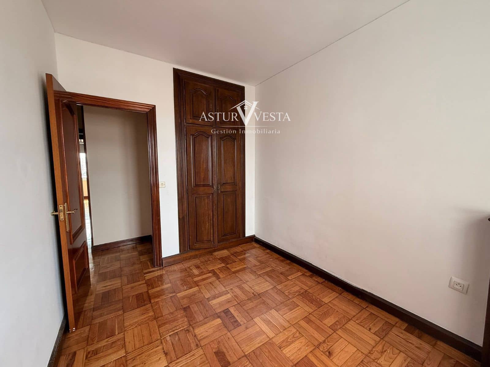 4 slaapkamer Flat te huur in Gijon met garage - € 1.320 (Ref: 9917613)