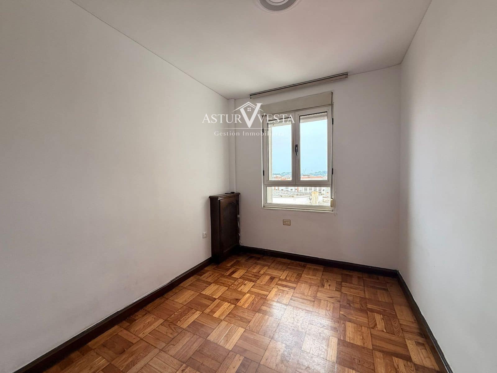4 slaapkamer Flat te huur in Gijon met garage - € 1.320 (Ref: 9917613)