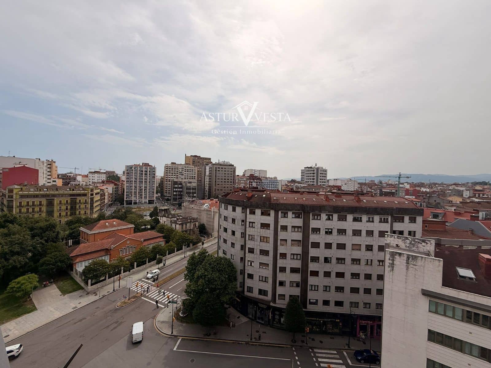 4 slaapkamer Flat te huur in Gijon met garage - € 1.320 (Ref: 9917613)