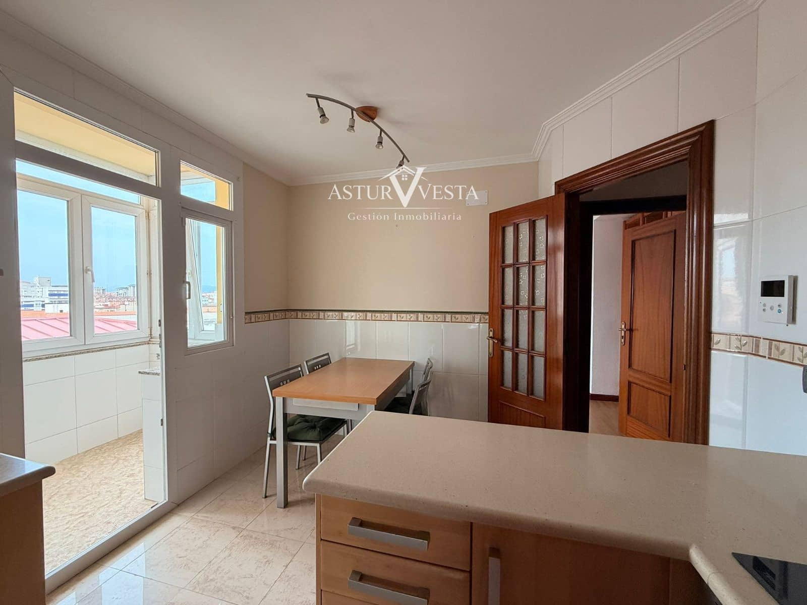 4 slaapkamer Flat te huur in Gijon met garage - € 1.320 (Ref: 9917613)