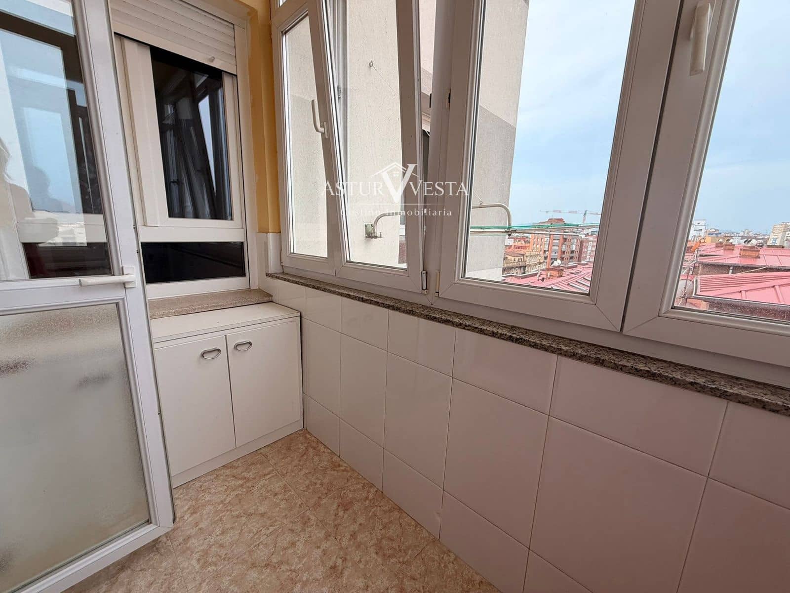 4 slaapkamer Flat te huur in Gijon met garage - € 1.320 (Ref: 9917613)