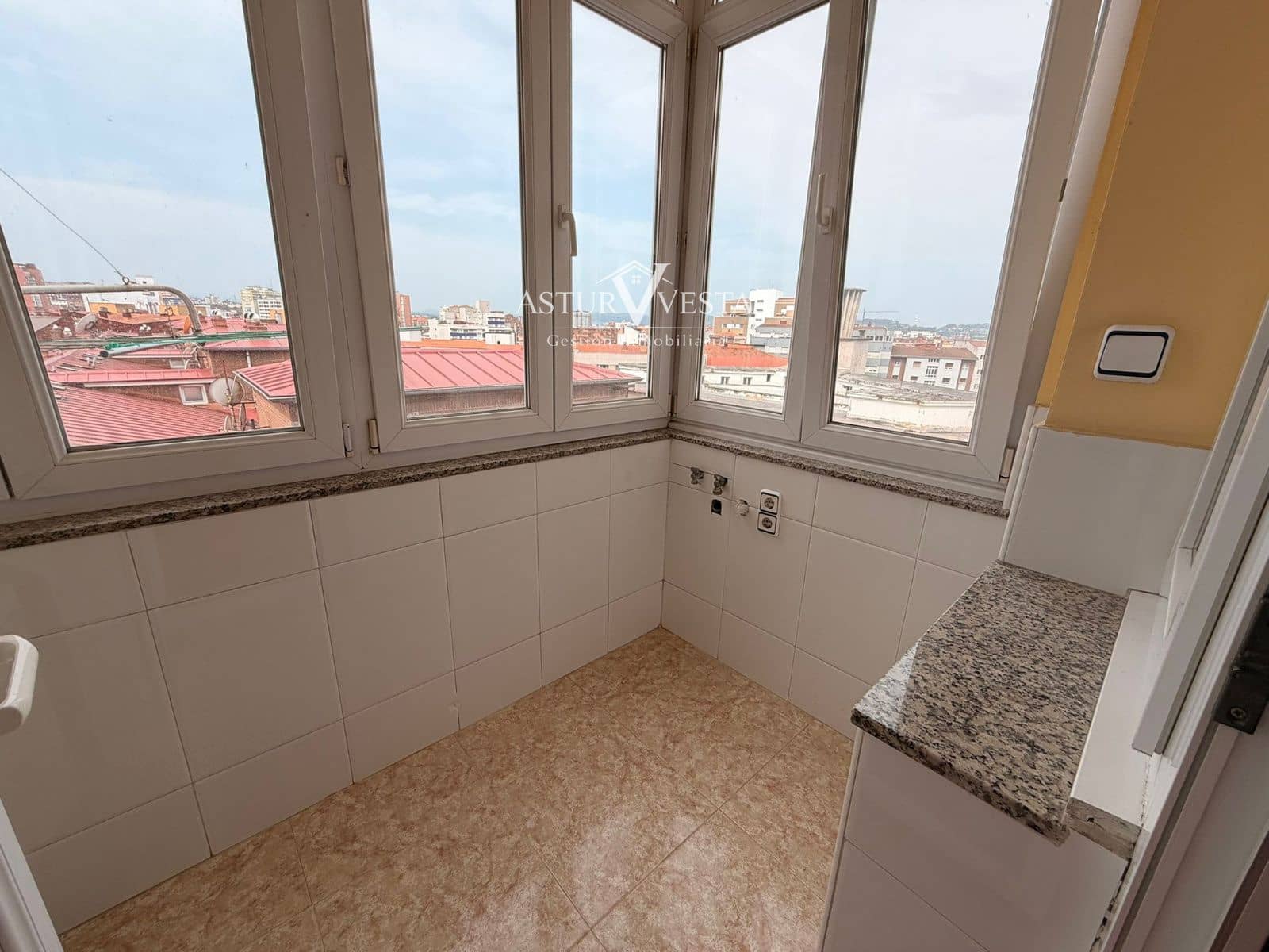 4 slaapkamer Flat te huur in Gijon met garage - € 1.320 (Ref: 9917613)