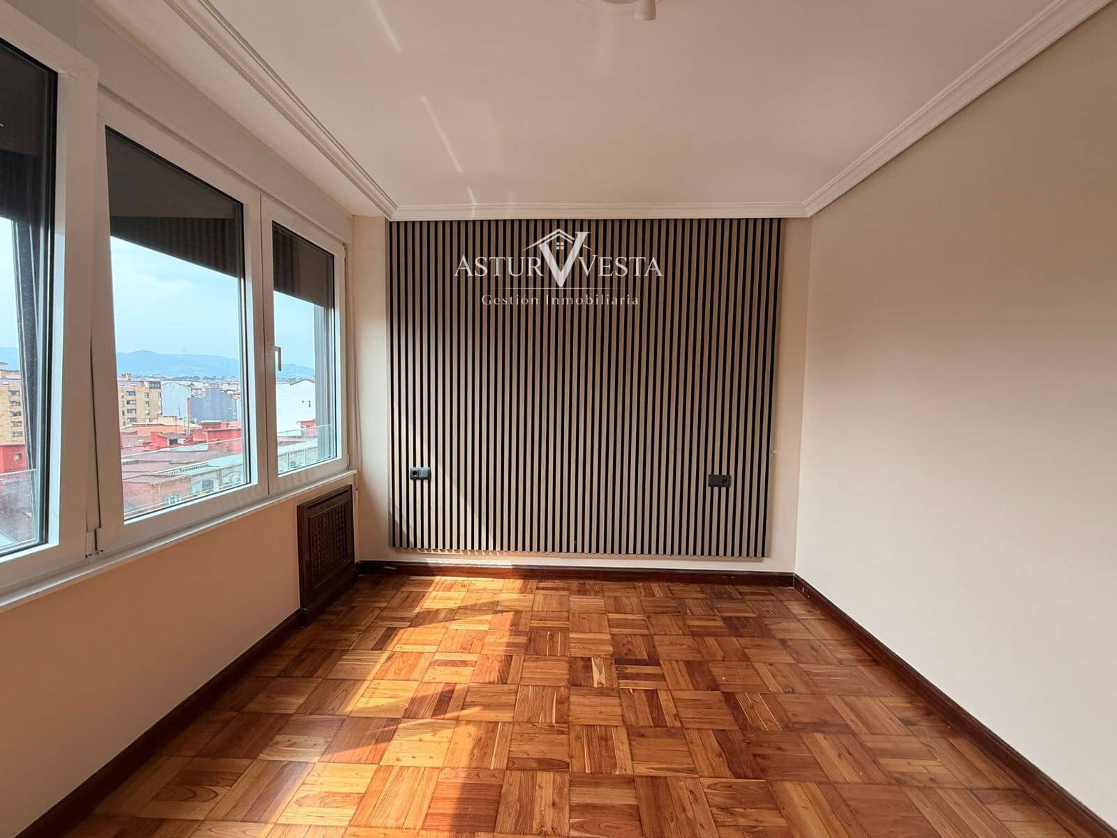 4 slaapkamer Flat te huur in Gijon met garage - € 1.320 (Ref: 9917613)