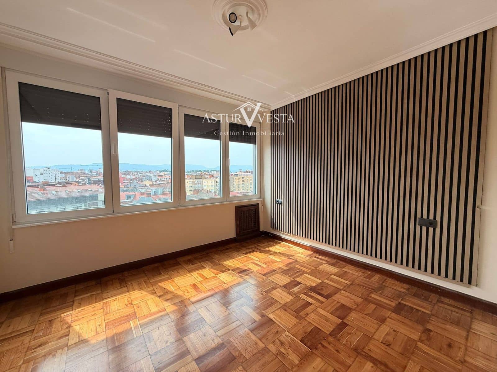 4 slaapkamer Flat te huur in Gijon met garage - € 1.320 (Ref: 9917613)